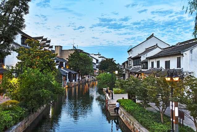 武冈市邓家铺镇石龙兴村，村民在进行滩里水龙灯表演彩排